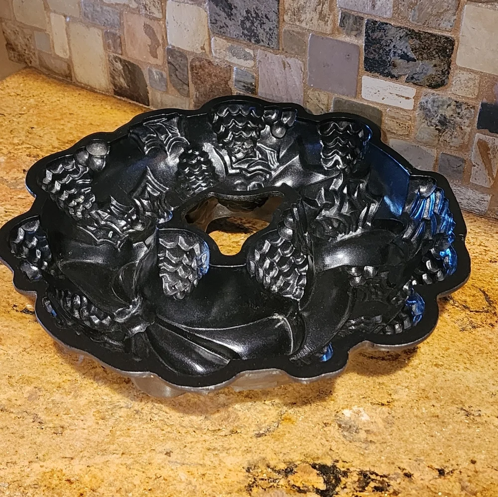 Williams Sonoma Black Holiday Bundt Pan